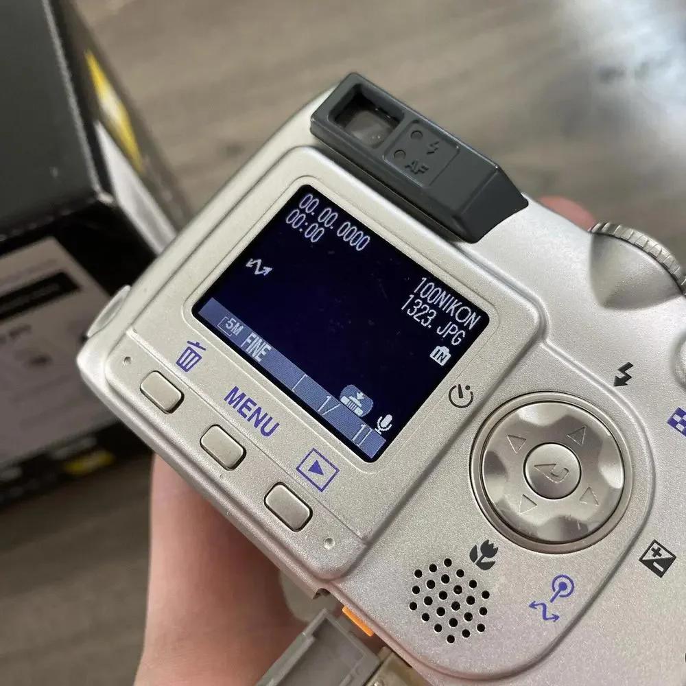 Nikon Coolpix E5200 5.1 MP Digital Camera 2X Batteries, charger, box - FOR PARTS